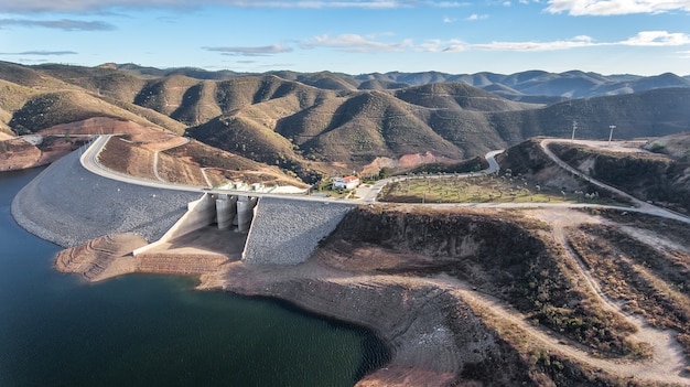 Foto aéreo. presa y esclusas del embalse de odelouca.