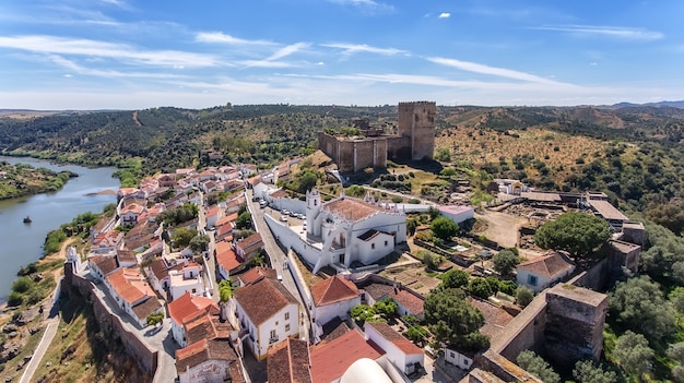 Aéreo. El pueblo de Mertola filmado con cielo de aviones no tripulados. Portugal Alentejo Guadiana