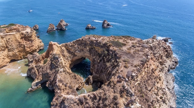 Aéreo. rochas e praias perto das praias de portimão.