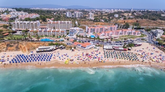 Aéreo. Rochas e praias perto das praias de Portimão.