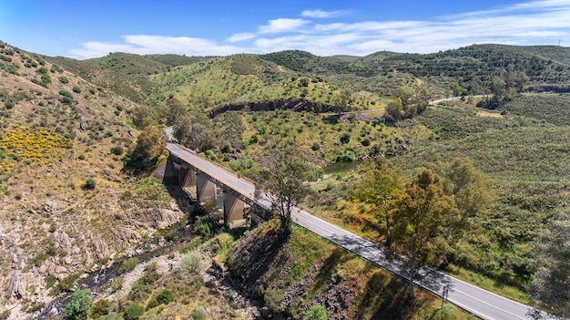 Foto aéreo. terreno de alentejo, disparando desde el avión no tripulado. camino hacia el pueblo de mertola.