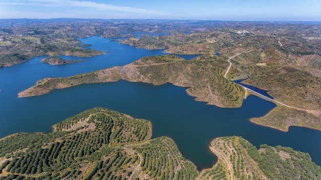 Aéreo. Videografia de drone, barragem do reservatório Odeleite. Portugal