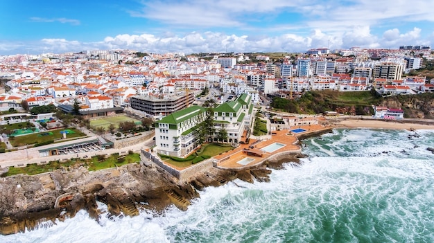 Aéreo. vista aérea de las costas y calles del pueblo de ericeira. lisboa