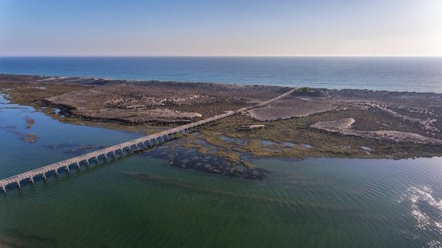 Aéreo. Vista desde el cielo a la bahía de Ria Formosa. Quinta de Lago.