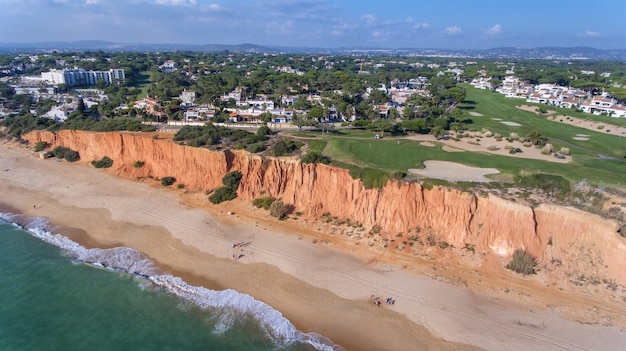 Aéreo. Vista desde el cielo en los campos de golf de la turística localidad de Vale de Lobo. Vilamoura.