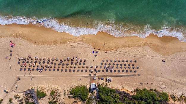 Foto aéreo. vista desde el cielo a la playa portuguesa en el algarve, vale de lobo.