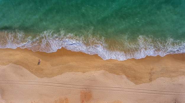 Aéreo. Vista desde el cielo a la playa portuguesa en el Algarve, Vale de Lobo.