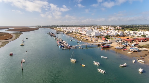 Aéreo. Vista desde el cielo en el pueblo de Santa Luzia, Tavira, Portugal.