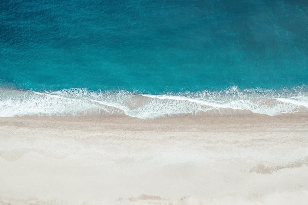 Aeria-Blick auf den Sandstrand in der Sommersaison