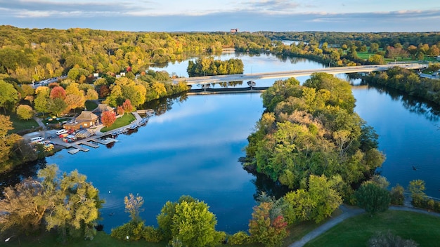 Foto aerial autumn glow über kayaklined park und bridge gallup park michigan