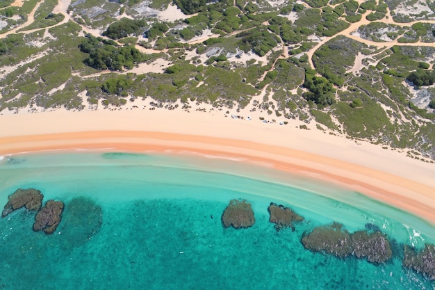 Aerial Bliss Impresionante playa de arena blanca desde arriba