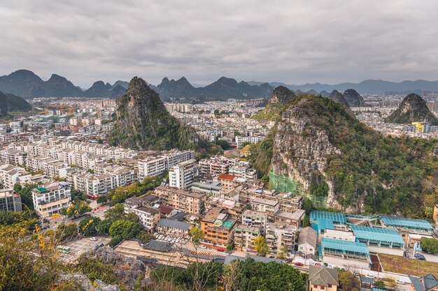 Aerial de la ciudad de Guilin con el resplandor del atardecer hermoso paisaje de montaña cárstica de China