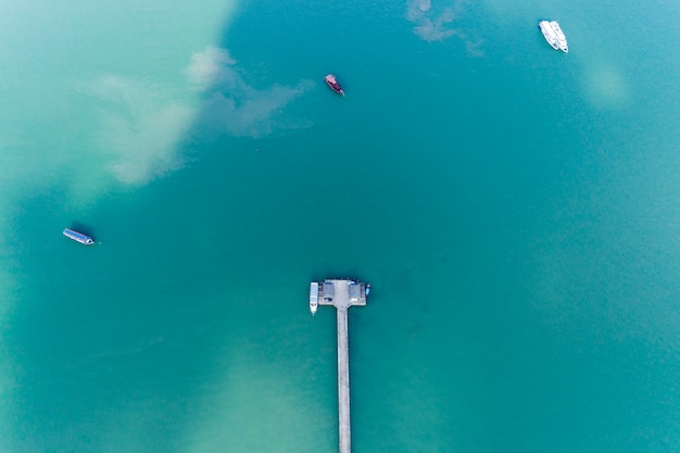 Foto aerial drohne aus der vogelperspektive foto top down der kleinen brücke in das meer in phuket thailand