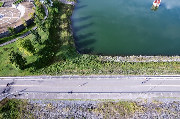 Aerial Drone schoss Vogelperspektive Regenwald und Straße rund um den Stausee