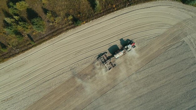 Aerial Lonely Traktor pflügen das Weizenfeld