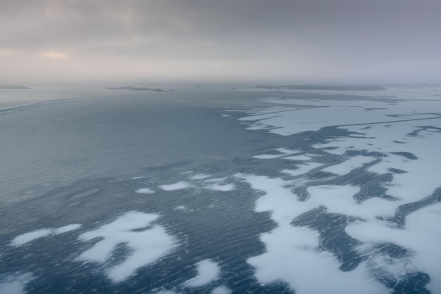 Aerial Panorama der gefrorenen Oberfläche der Bucht Winterlandschaft Strukturiertes Eis