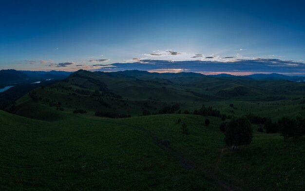 Foto aerial panorama drone foto da noite nas montanhas em altay