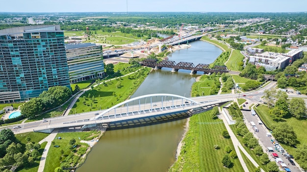 Aerial del río Scioto con múltiples puentes cerca de la ciudad de Columbus Ohio
