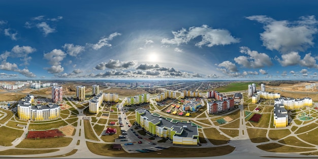 Aerial seamless spherical hdri 360 panorama view über moderner Wohnanlage mit Hochhäusern in der Stadt in gleichförmiger Projektion