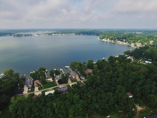 Aerial Serene Lakeside Community e Docks em Indiana