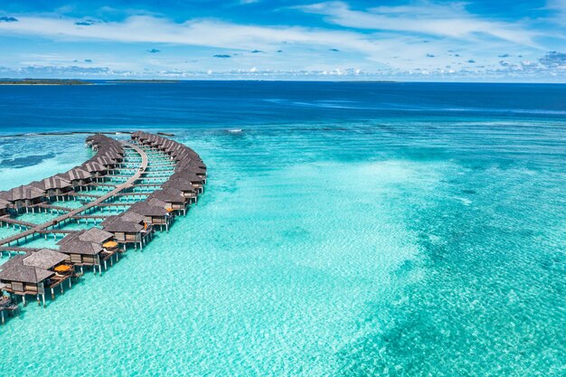 Aerial Water Bungalows Villas erstaunlicher Meereslagunenstrand. Exotisches Inselziel Malediven Urlaub