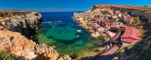 Aeril panorama de Popeye Village en el día soleado, Malta