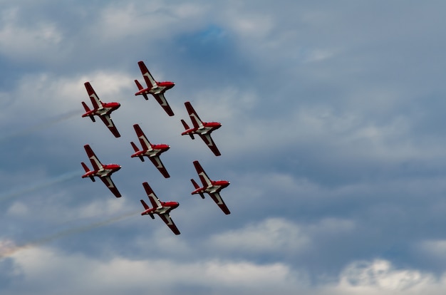 Foto aerobatic flugzeuge, die an der flugschau im schnellen strom, saskatchewan, kanada durchführen