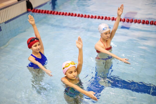 Foto aeróbic acuático en la piscina