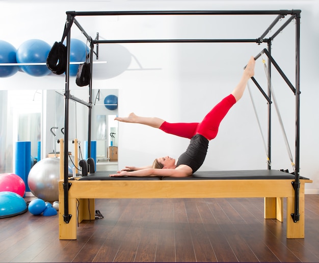 Aerobics instructora de pilates mujer en cadillac