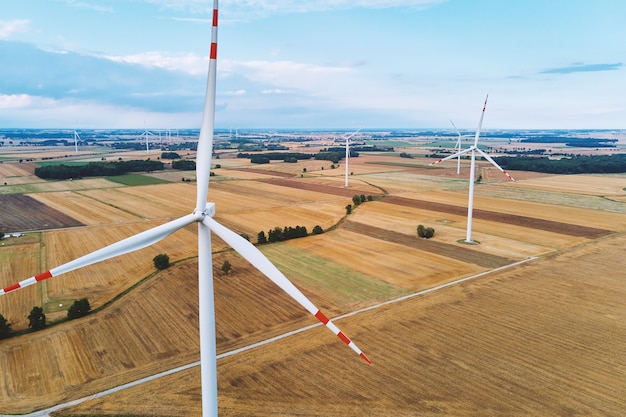 Aerogenerador en el campo. Generador de energía