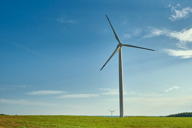 Aerogenerador en el campo