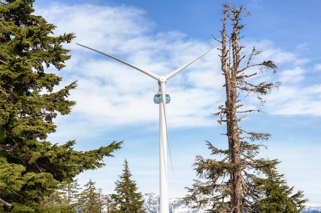 Aerogenerador en la cima de la montaña Grouse durante la soleada temporada de invierno