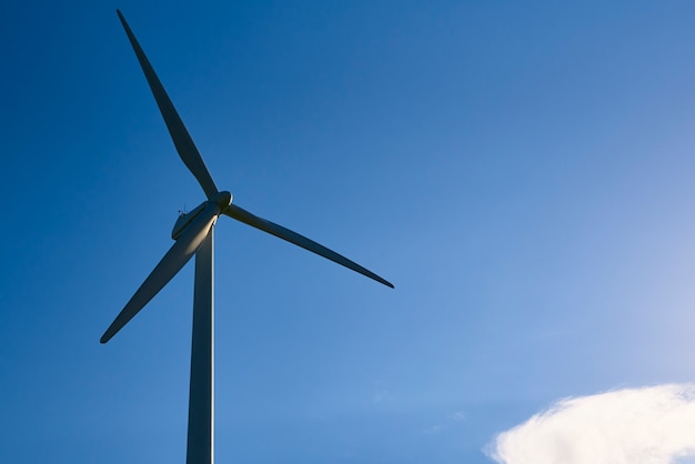 Aerogenerador contra el cielo azul