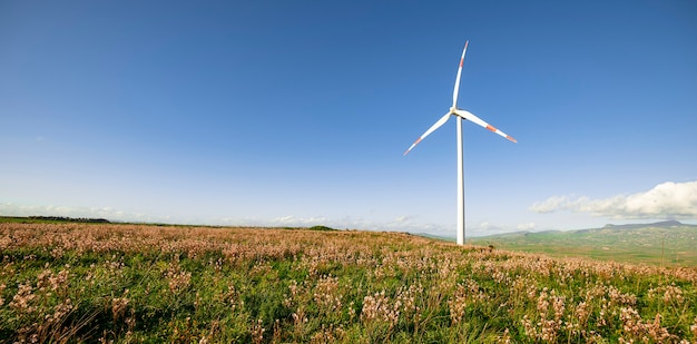 Aerogenerador molino de viento cielo azul concepto de energía renovable en Sicilia