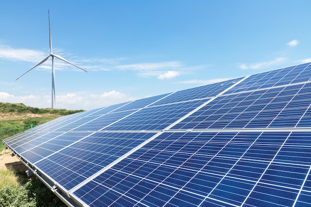 Aerogenerador y paneles solares para energías renovables