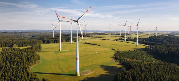 Aerogenerador desde la vista aérea - Desarrollo sostenible, respetuoso con el medio ambiente, concepto de energía renovable.