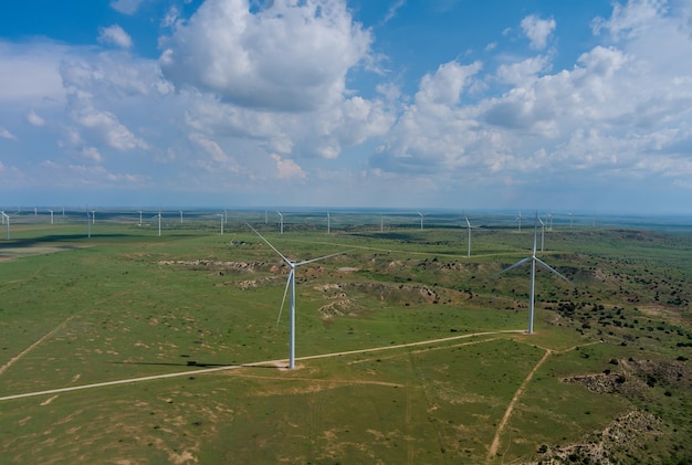 Aerogeneradores aerogeneradores parque de energía en las llanuras del oeste de Texas bajo un cielo azul