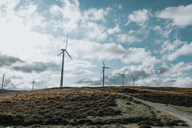 Aerogeneradores Energía de molino de viento en la naturaleza, durante un día súper soleado, con espacio de copia y mucho aire