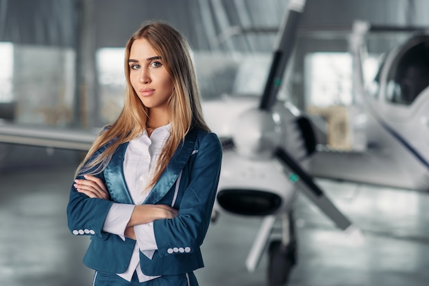 Aeromoça contra avião a hélice no hangar