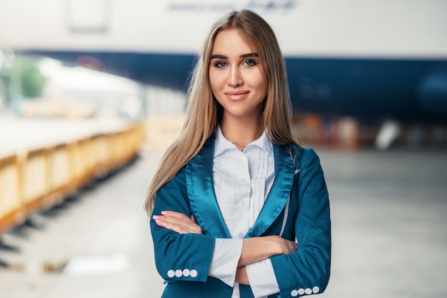 Aeromoça de uniforme contra a construção do aeroporto