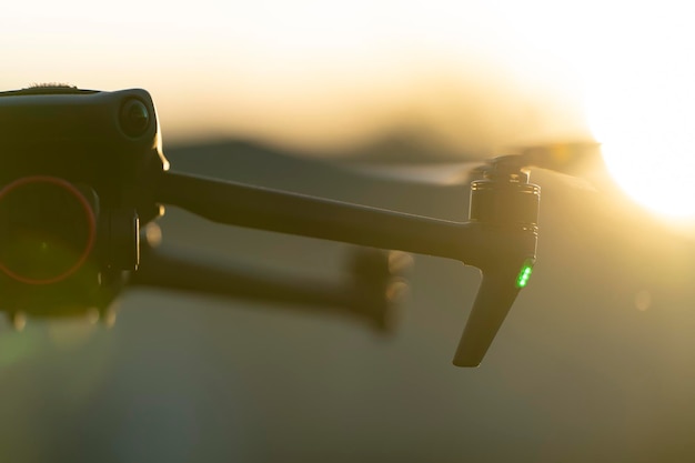 Aeronave drone com hélices de rotação rápida borradas e câmera de vídeo voando no ar