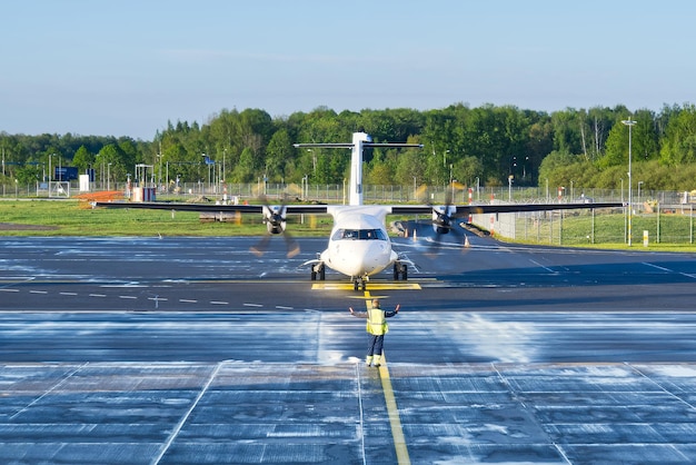 aeronave na pista se preparando para a decolagem no aeroporto Preparação do avião antes do conceito de viagem de férias de voo