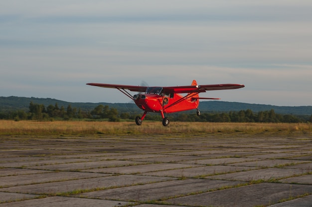 Aeronave stinson voyager em voo