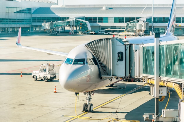 Aeronave con túnel de paso preparándose para la salida de un aeropuerto.