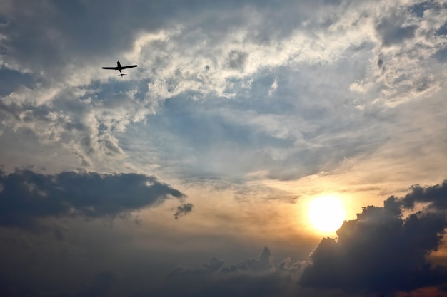 Aeronave voando no céu ao pôr do sol