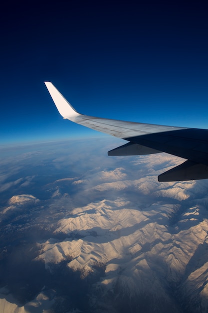 Aeronaves voando sobre montanhas nevadas dos pirinéus