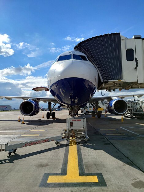 Aeroplano Airbus A320 en el puesto en la terminal 5 de Heathrow