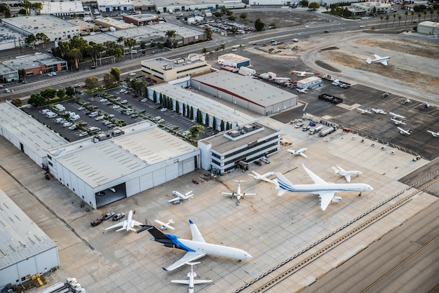 Aeroporto com avião, vista de cima