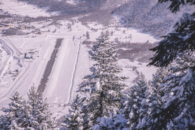 Aeroporto com neve e sol nas montanhas