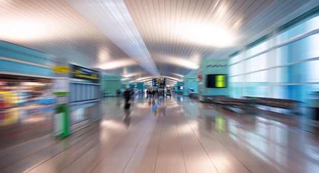 Aeroporto de Barcelona Espanha 07022022 interior de um terminal de aeroporto com desfoque de movimento